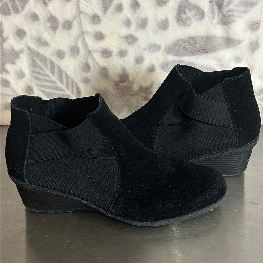 Solesenseability black low wedge ankle boots with elastic side panels. 8.5